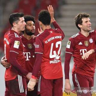 Bayern Muenchen players celebrate goal.